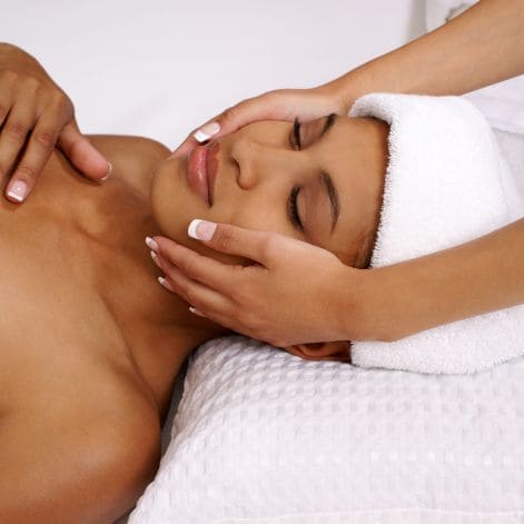 Frau bekommt eine Gesichtsbehandlung