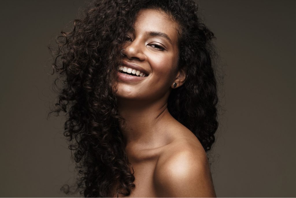 Ein Headshot einer Dunkelhäutigen Frau mit schöner Haut